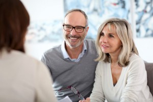 Älteres Paar beim Besuch einer Paartherapie