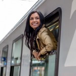 Junge Frau kommt mit dem Zug nach Hause um die Eltern zu besuchen