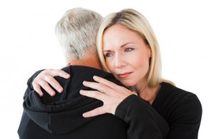 Ein älteres Paar umarmt sich zur Versöhnung nach Krise