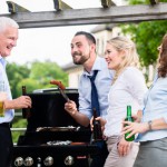 Kollegen grillen nach Feierabend zusammen